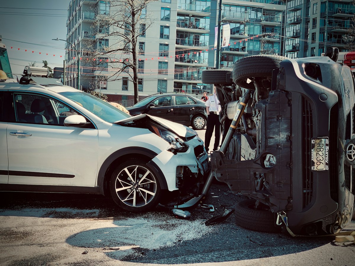 Coche con daños tras un accidente de tráfico en Zamora