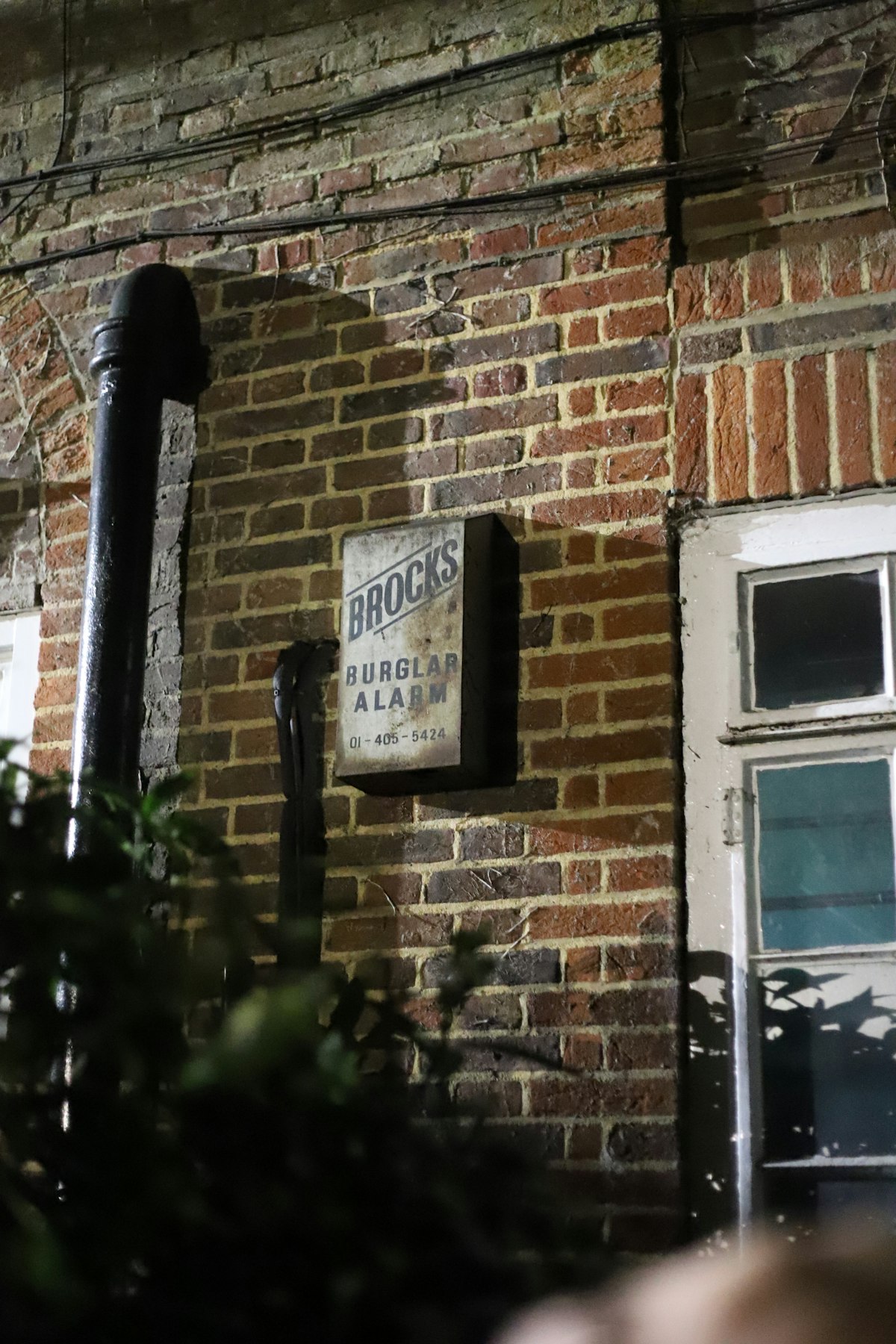 Alarmtastatur neben einer Haustür